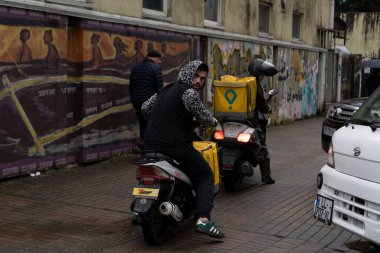 Batumi, Gürcistan - 20 Kasım 2021: Kurye teslimat servisi