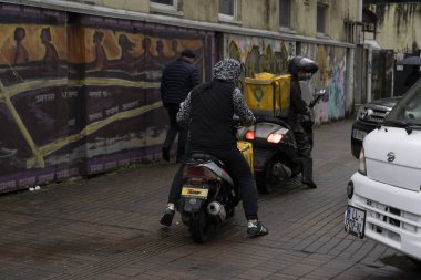 Batumi, Gürcistan - 20 Kasım 2021: Kurye teslimat servisi