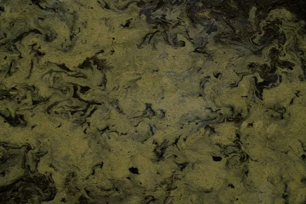 Suda koyu yeşil boya şeklinde arkaplan