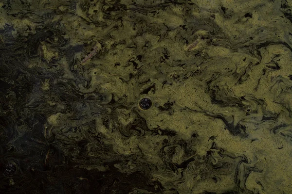 Suda koyu yeşil boya şeklinde arkaplan