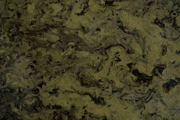 Suda koyu yeşil boya şeklinde arkaplan