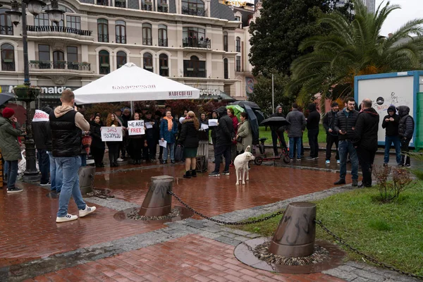 Batumi, Gürcistan - 20 Kasım 2021: Covid kısıtlamalarına karşı miting