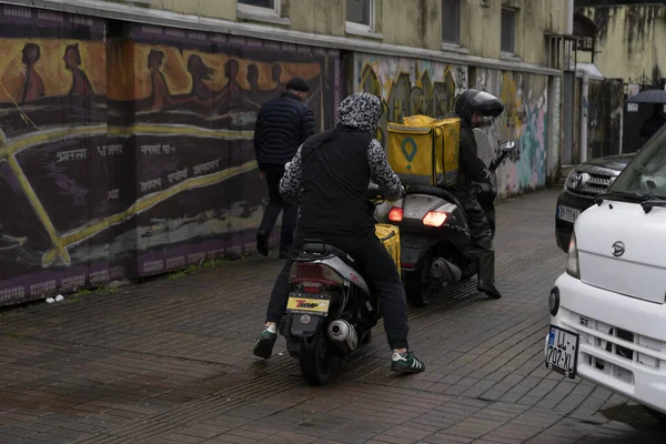 Batumi, Gürcistan - 20 Kasım 2021: Kurye teslimat servisi