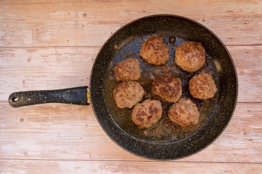 Tavada kızarmış pirzola.