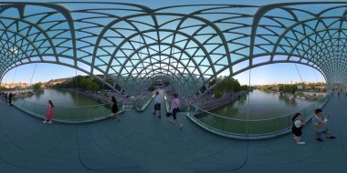 Tiflis, Gürcistan - 25 Temmuz 2020: Panorama 360 Barış Köprüsü