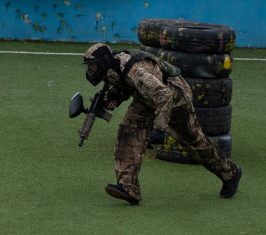 Batumi, Gürcistan - 8 Aralık 2021: paintball yarışması