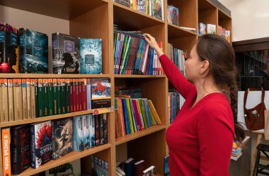 Batumi, Georgia - 20 Aralık 2021: Kitapçıdaki Kız