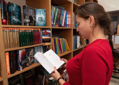 Batumi, Georgia - 20 Aralık 2021: Kitapçıdaki Kız