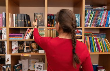 Batumi, Georgia - 20 Aralık 2021: Kitapçıdaki Kız