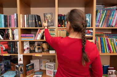 Batumi, Georgia - 20 Aralık 2021: Kitapçıdaki Kız