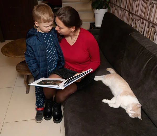 Batumi Georgia Diciembre 2021 Niña Una Librería —  Fotos de Stock