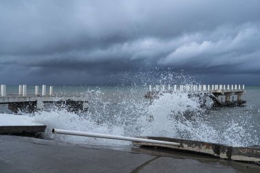 Şiddetli fırtına var denizde, yok edilmiş iskele