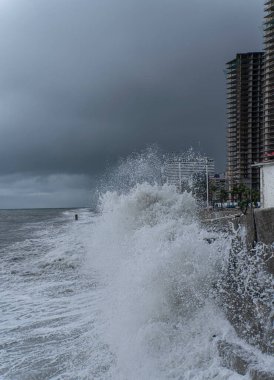 Şiddetli fırtına var denizde, yok edilmiş iskele
