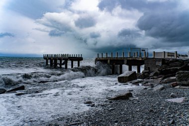 Şiddetli fırtına var denizde, yok edilmiş iskele