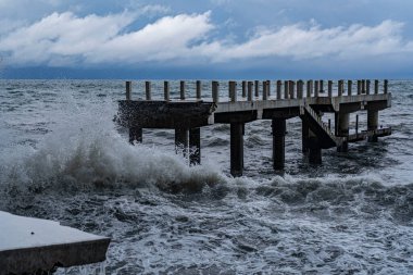 Şiddetli fırtına var denizde, yok edilmiş iskele