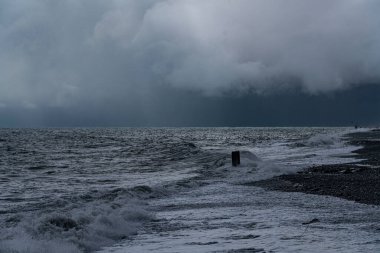 Şiddetli fırtına var denizde, yok edilmiş iskele
