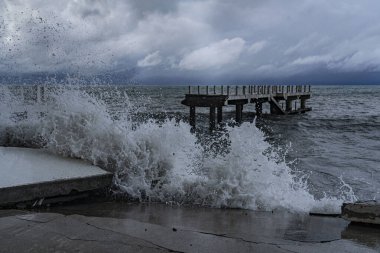 Şiddetli fırtına var denizde, yok edilmiş iskele
