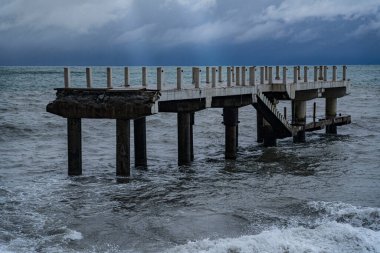 Şiddetli fırtına var denizde, yok edilmiş iskele