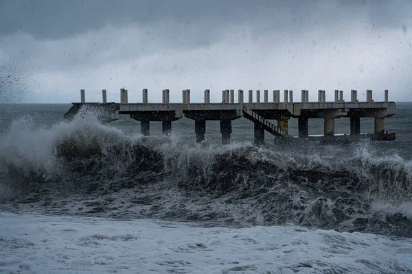 Grave Tempesta Mare Molo Distrutto — Foto Stock