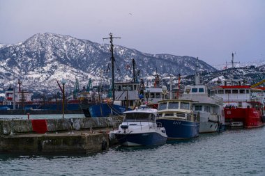 Batumi, Gürcistan - 7 Aralık 2021: Kışın liman