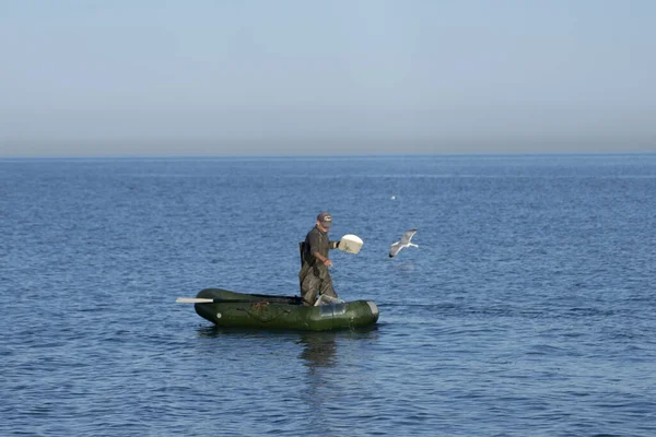 Batumi Georgia Δεκεμβρίου 2021 Ένας Ψαράς Στη Θάλασσα Ελέγχει Δίχτυ — Φωτογραφία Αρχείου