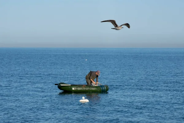 Batumi Geórgia Dezembro 2021 Pescador Mar Verifica Rede — Fotografia de Stock