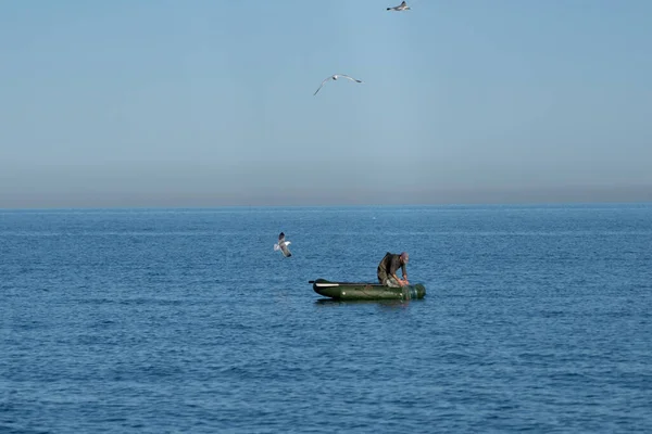 Batumi Georgia Δεκεμβρίου 2021 Ένας Ψαράς Στη Θάλασσα Ελέγχει Δίχτυ — Φωτογραφία Αρχείου
