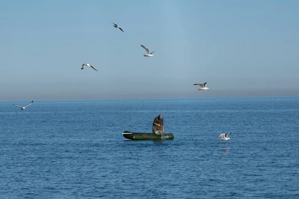 ジョージア州バトゥミ 2021年12月7日 海の漁師がネットをチェック — ストック写真