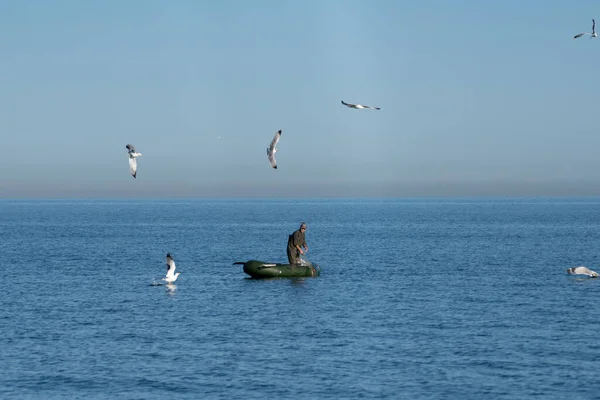 Батуми Грузия Декабря 2021 Рыбак Море Проверяет Сеть — стоковое фото