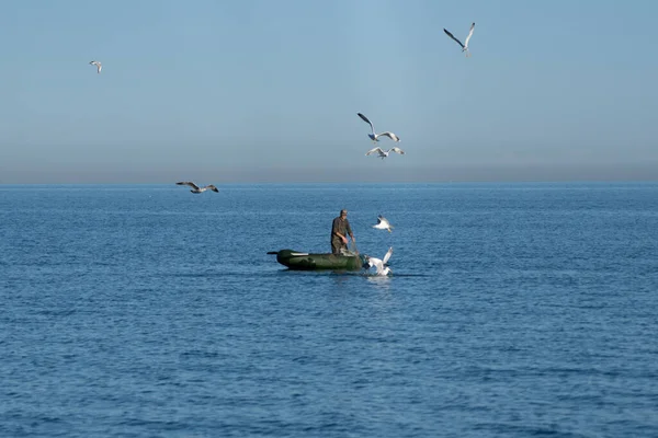 Batumi Georgia Δεκεμβρίου 2021 Ένας Ψαράς Στη Θάλασσα Ελέγχει Δίχτυ — Φωτογραφία Αρχείου