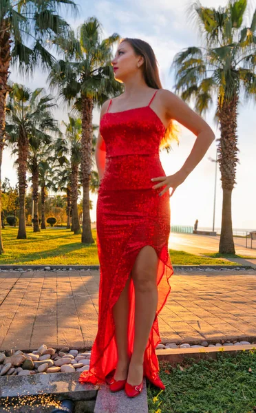 Parktaki kırmızı elbiseli kız.