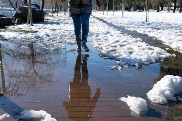 Ένα Κορίτσι Περπατά Μέσα Μια Λακκούβα Λαστιχένιες Μπότες — Φωτογραφία Αρχείου