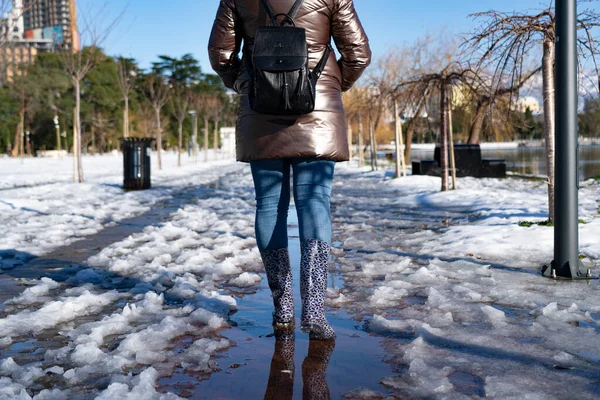 Uma Menina Caminha Através Uma Poça Botas Borracha — Fotografia de Stock