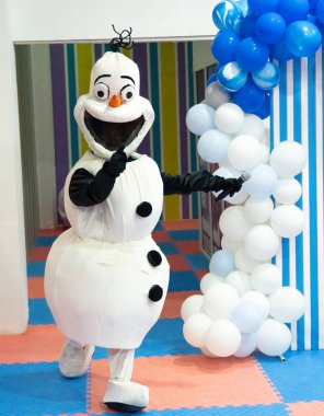 Batumi, Georgia - 30 Aralık 2022: Çocuklara Yeni Yıl Performansı