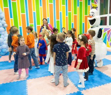 Batumi, Georgia - 30 Aralık 2022: Çocuklara Yeni Yıl Performansı