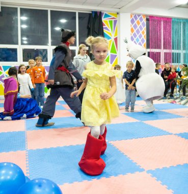 Batumi, Georgia - 30 Aralık 2022: Çocuklara Yeni Yıl Performansı