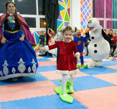Batumi, Georgia - 30 Aralık 2022: Çocuklara Yeni Yıl Performansı
