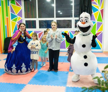 Batumi, Georgia - 30 Aralık 2022: Çocuklara Yeni Yıl Performansı