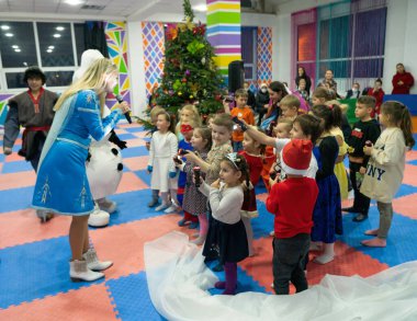 Batumi, Georgia - 30 Aralık 2022: Çocuklara Yeni Yıl Performansı