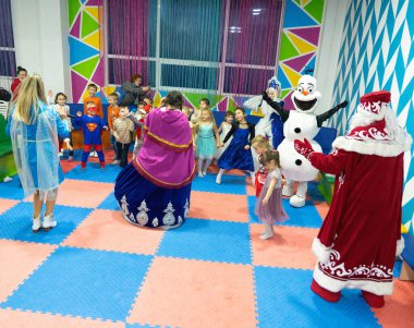 Batumi, Georgia - 30 Aralık 2022: Çocuklara Yeni Yıl Performansı