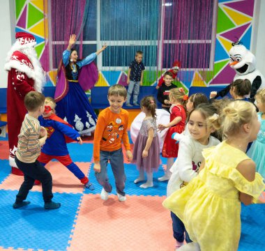 Batumi, Georgia - 30 Aralık 2022: Çocuklara Yeni Yıl Performansı