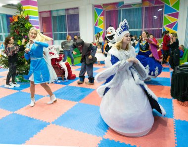 Batumi, Georgia - 30 Aralık 2022: Çocuklara Yeni Yıl Performansı