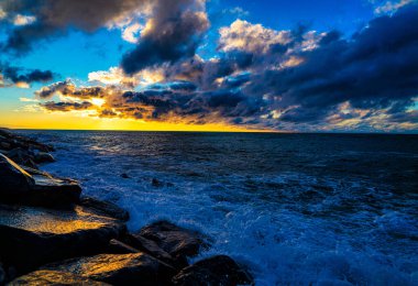 Karadeniz 'de güzel mavi-turuncu gün batımı