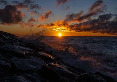 Karadeniz 'de güzel mavi-turuncu gün batımı