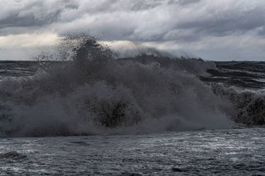 Fırtınada denizde büyük dalgalar