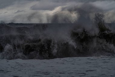 Fırtınada denizde büyük dalgalar