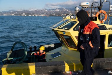 Batumi, Gürcistan - 11 Şubat 2022: Limanda kablolu bir adam