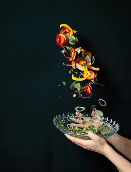 Nahrungsmittel Schweben Von Gemüsesalat — Stockfoto