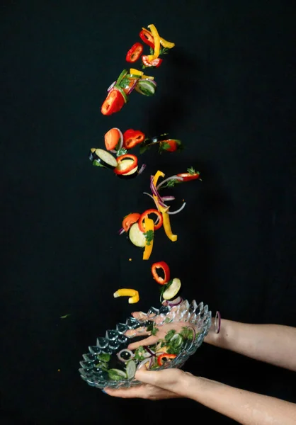 Nahrungsmittel Schweben Von Gemüsesalat — Stockfoto
