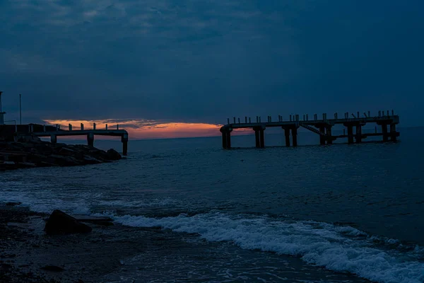 Förstörd Brygga Havet Solnedgången — Stockfoto
